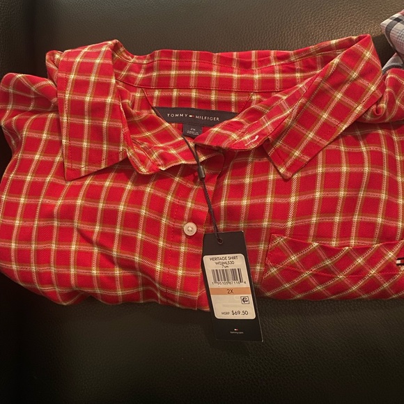 Women’s Tommy Hilfiger plus sized button down shirt with roll tab sleeve!! - Picture 3 of 5